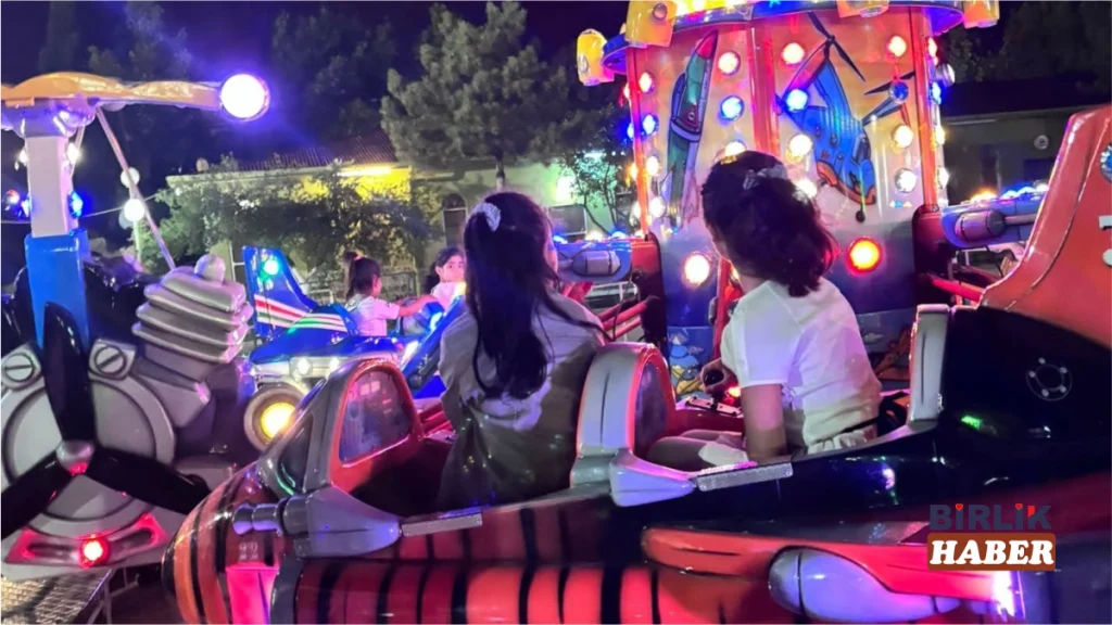 Çocuklar Yaz Tatilini Lunaparkta Doyasıya Eğlenerek Geçirdi