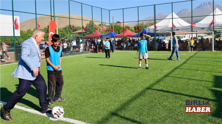 Vali Murat Duru Karaören’de Halı Saha Açtı