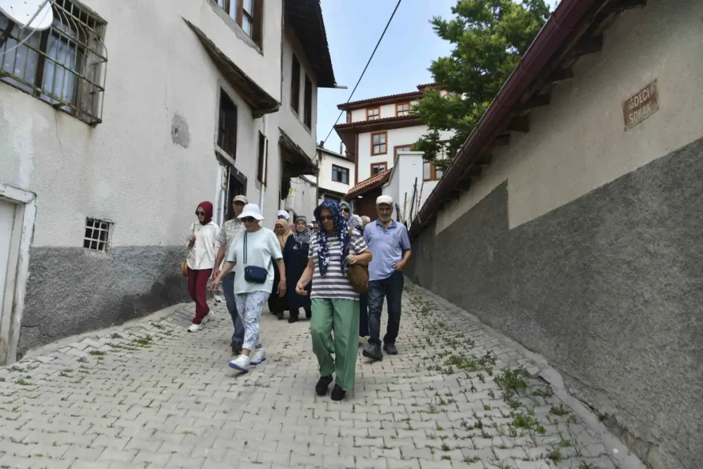 Başkentliler Ankara’yı ücretsiz “kent Gezileri” ile keşfediyor