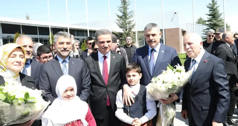 Bakan Çiftçi Erzurum’a geldi, havalimanı adeta doldu taştı