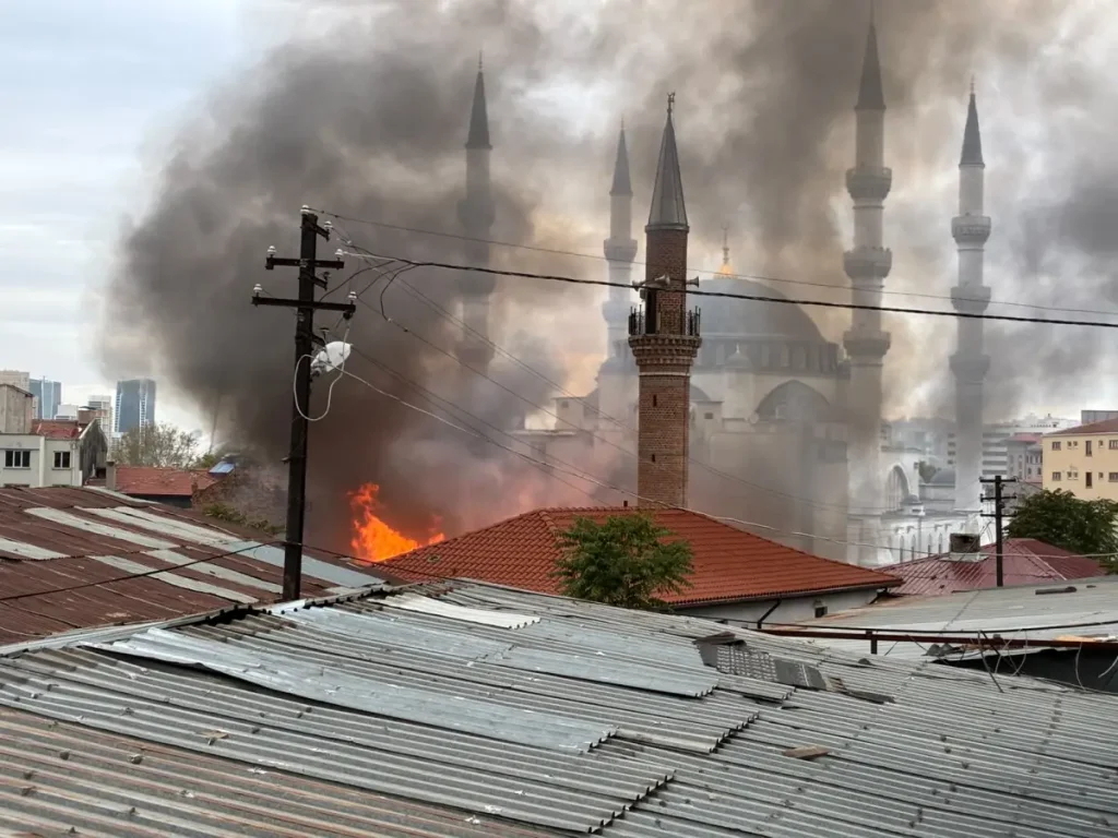 Ankara Ulus’ta Nene Hatun Camii yanında yangın