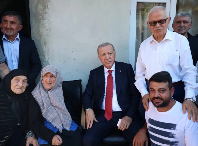 Cumhurbaşkanı Erdoğan, Rize’de komşularıyla bir araya geldi
