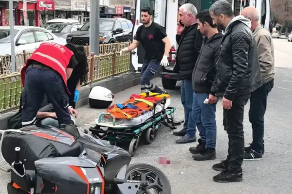 Kavşakta can pazarı: Motosiklet sürücüsü başından yaralandı