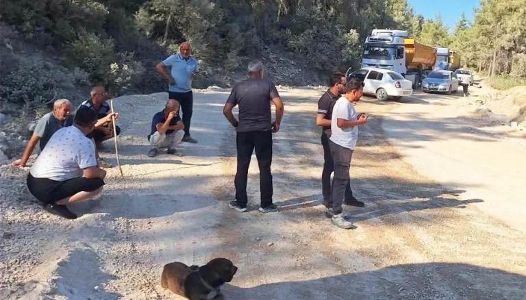 Muhtar yolu kapattı! Taş ocağı kamyonlarına mahallelinin tepkisi