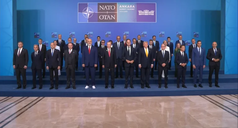 NATO Zirvesi’nde liderlerden aile fotoğrafı