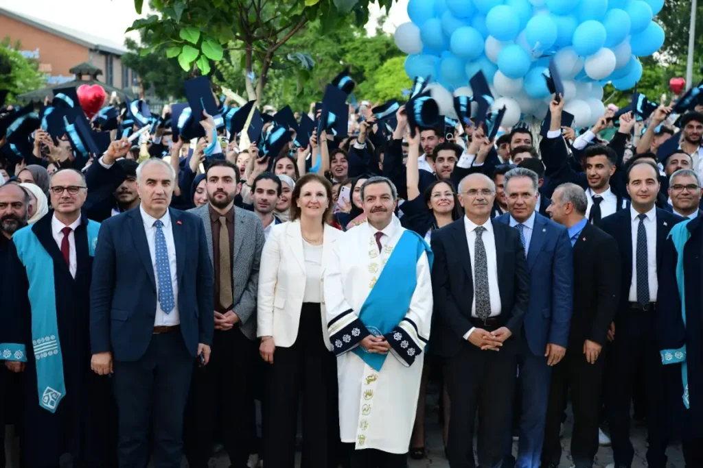 Malatya Turgut Özal Üniversitesi’nde mezuniyet coşkusu