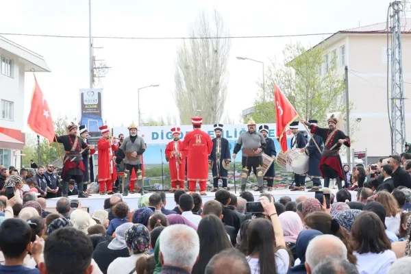 Digor’da ilk kez düzenlenen şenlik büyük coşkuya sahne oldu