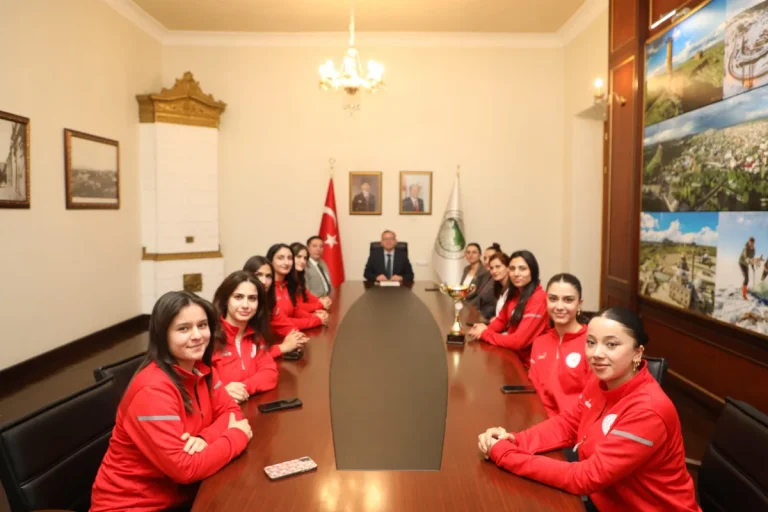 Bölge Şampiyonu YURTLİG Kars Kadın Voleybol Takımı’na Vali Polat’tan tebrik