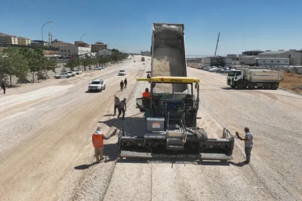 Şehir hastanesi önündeki yol Şanlıurfa Büyükşehir’le genişliyor