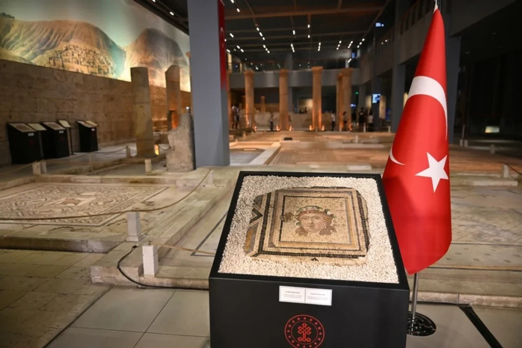 Çingene Kızı Mozaiği’nin 13. parçası 60 yıl sonra Türkiye’ye döndü