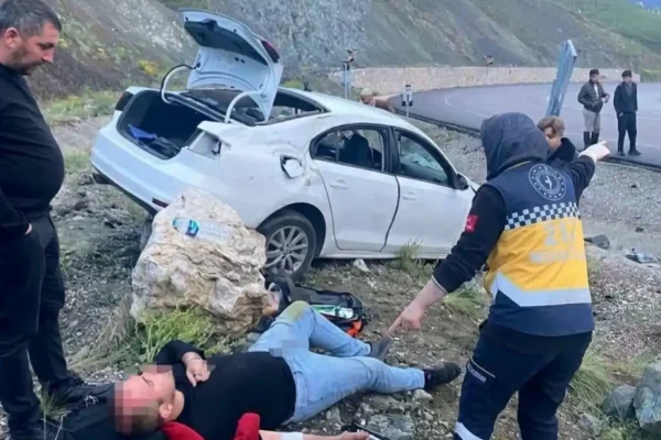 Erzurum’da can pazarı! otomobil duvara saplandı: 1’i ağır 4 yaralı