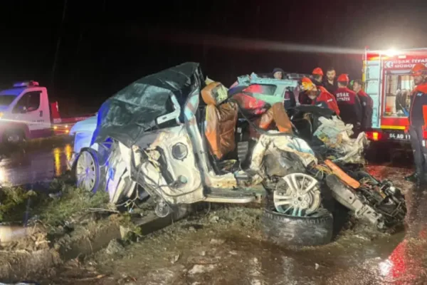 Uşak’ta feci zincirleme kaza: 4 ölü, 34 yaralı
