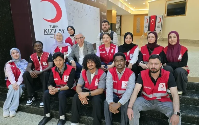 Üniversiteli genç Kızılaycılardan buluşma