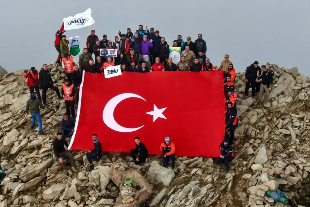 Bingöl’de Cumhuriyet coşkusu 2 bin 878 metrede yaşandı