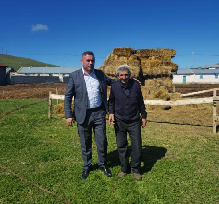 Kars Ziraat Odası Başkanı Müçük, çiftçileri tarlada ziyaret etti