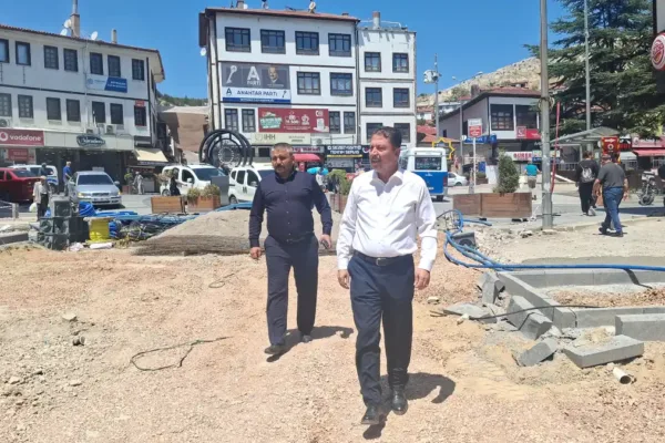 Beypazarı Belediye Başkanı Kasap, Bankalar Caddesi’ndeki çalışmaları yerinde inceledi