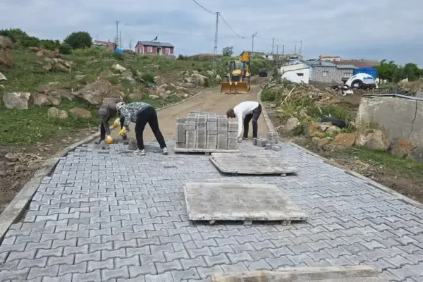 Kars’ta kırsal altyapı atağı: Parke taşı ve asfalt çalışmaları aralıksız sürüyor