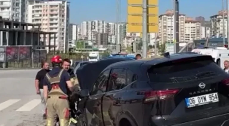 Etimesgut’ta iki otomobil çarpıştı ve iki kişi yaralandı