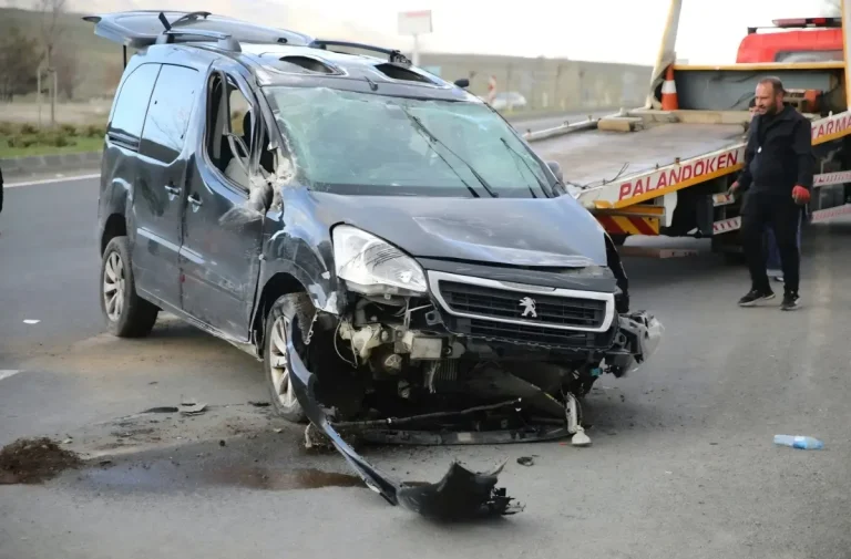 Erzurum’da kaza dehşeti: Kavşakta facianın eşiğinden dönüldü
