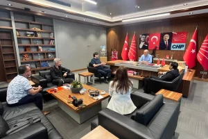 Bağımsız Gazetecilerden Gürsel Tekin’e ziyaret ve plaket takdimi