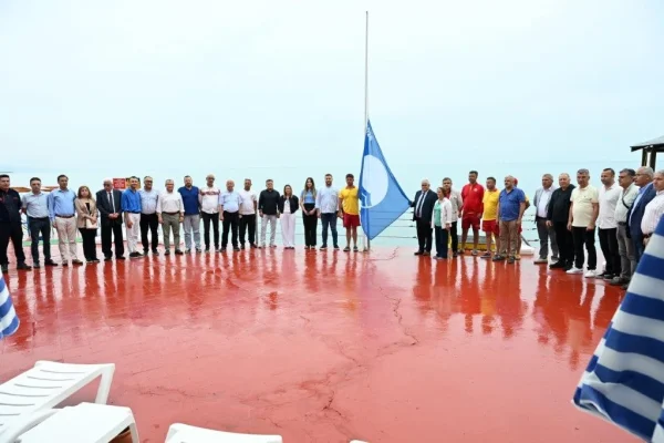 Zonguldak plajlarının tek mavi bayrağı, Kdz. Ereğli’de göndere çekildi