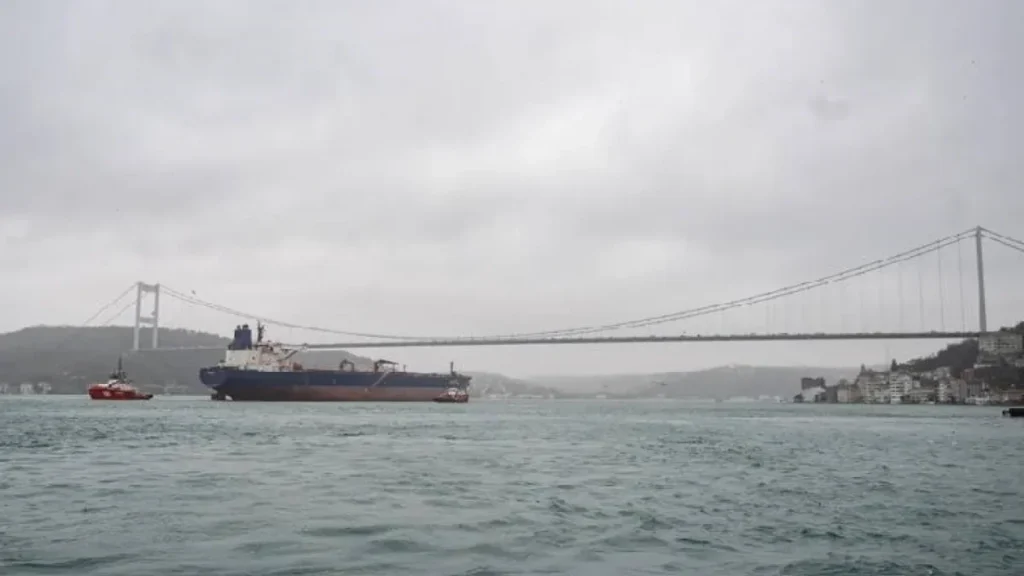 İstanbul Boğazı transit gemi geçişine kapatıldı