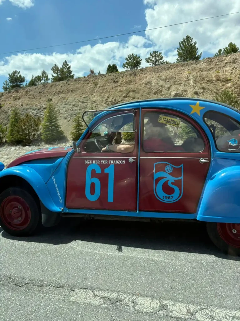 Bordo-mavi klasik araç Eskişehir-Afyon yolunda