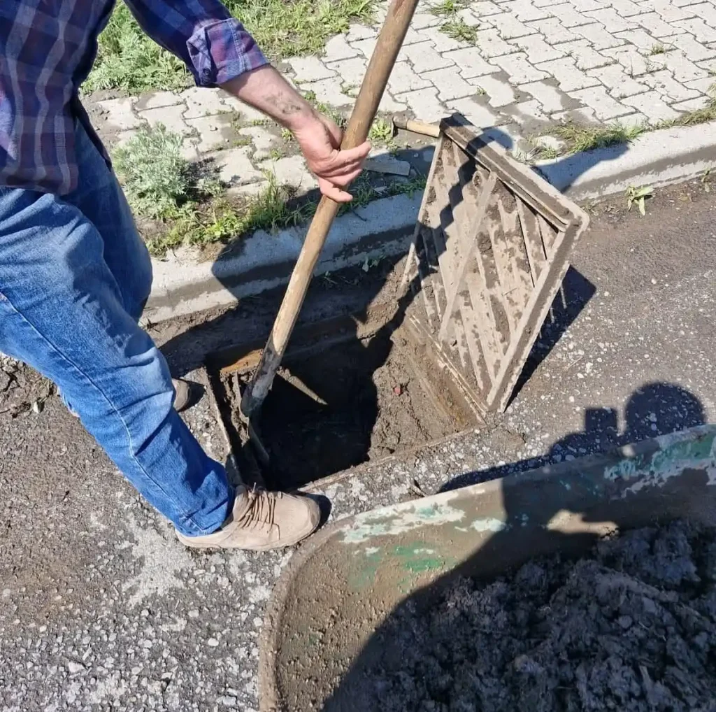 Kars Organize Sanayi Bölgesi’nde yağmur suyu ızgaraları temizlendi