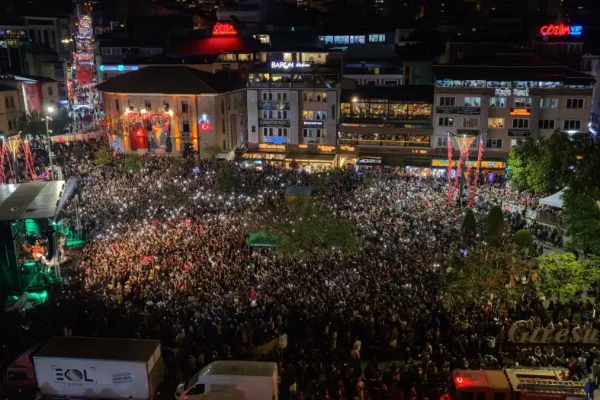 Selda Bağcan Konseri Giresun Atatürk Meydanını dolup taşırdı