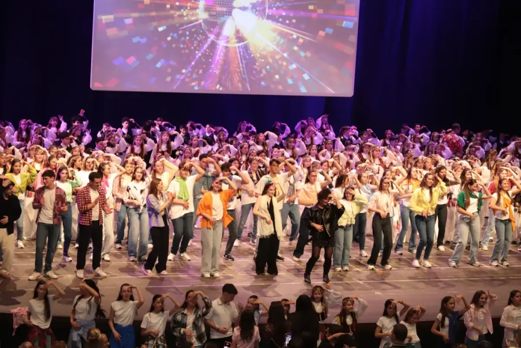 TED Ankara Koleji Halk Dansları Topluluğu’ndan 90’lar temalı final