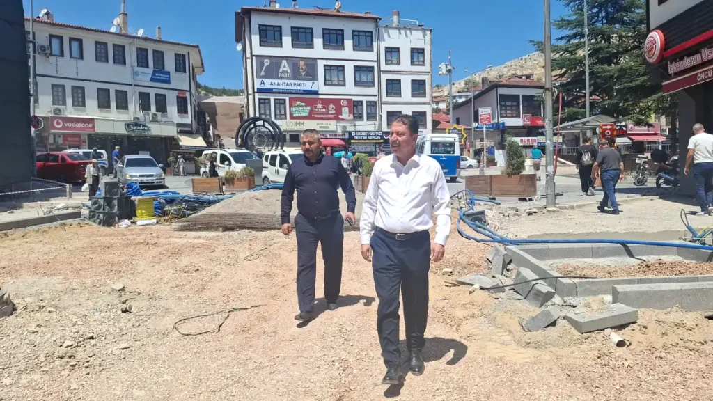 Beypazarı Belediye Başkanı Kasap, Bankalar Caddesi’ndeki çalışmaları yerinde inceledi