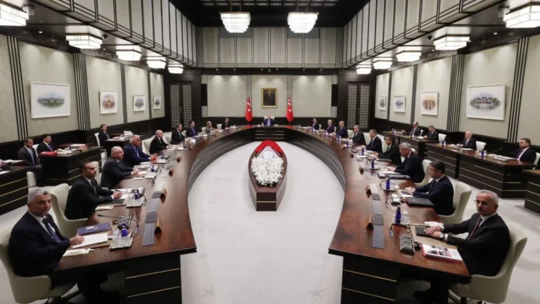 Kabinede gözler Orta Doğu ve ekonomi gündeminde