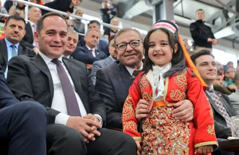 Kars’ta Anadolu’nun ritmi yankılandı: 923 öğrenci Halk Oyunları Şenliği’nde buluştu