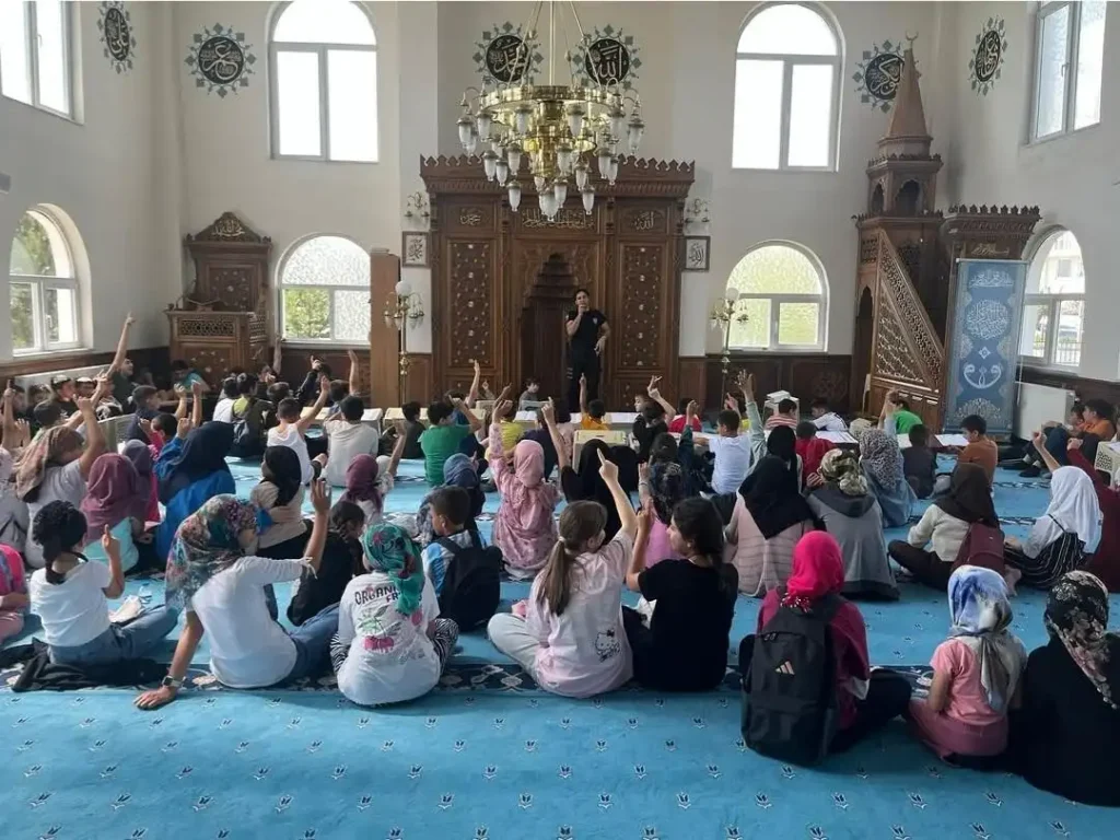 Kars’ta yaz Kur’an kursu öğrencilerine temel trafik eğitimi verildi