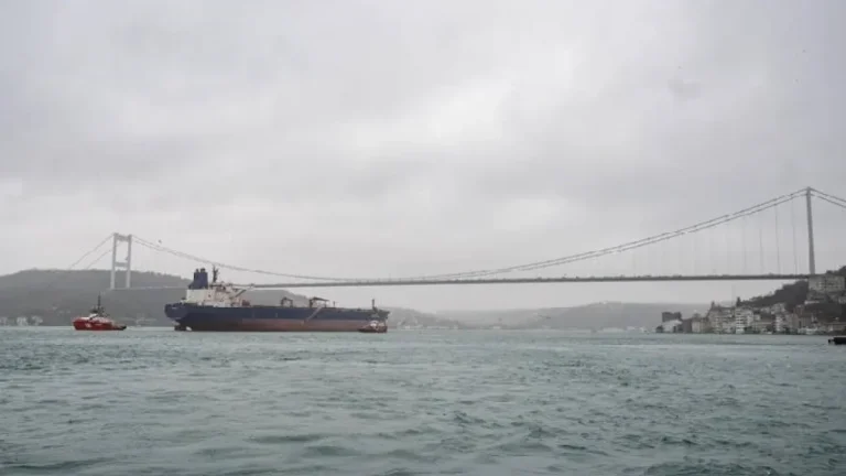 İstanbul Boğazı transit gemi geçişine kapatıldı