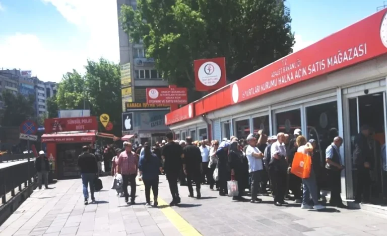 Ankara’da 10 liraya satılan ucuz yumurta için vatandaşlar kuyruğa girdi