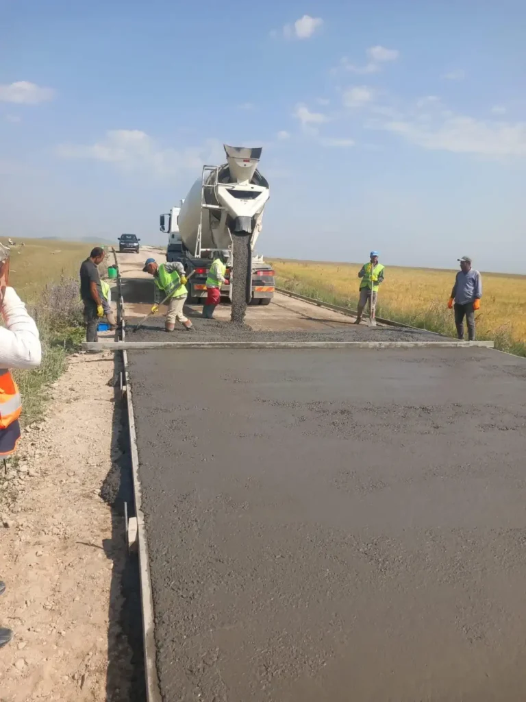 Kars’ta kırsalda yol çalışmaları sürüyor