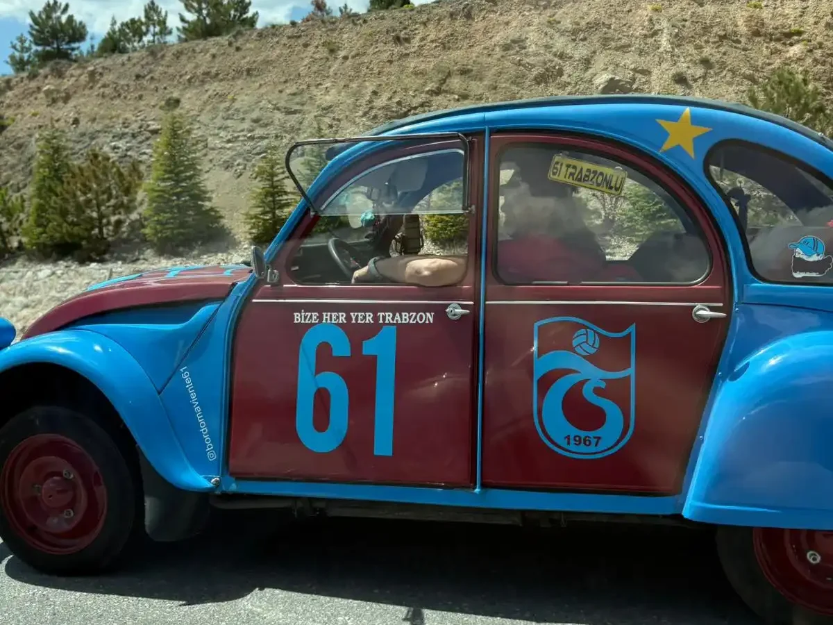 Bordo-mavi klasik araç Eskişehir-Afyon yolunda