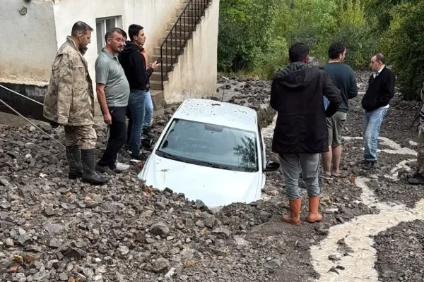 Uzundere’de taşkın: Araçlar çamura gömüldü