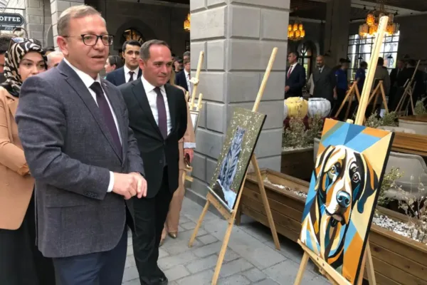 Kars’ta sergi: Demir parmaklıkların ardından sanata uzanan eller