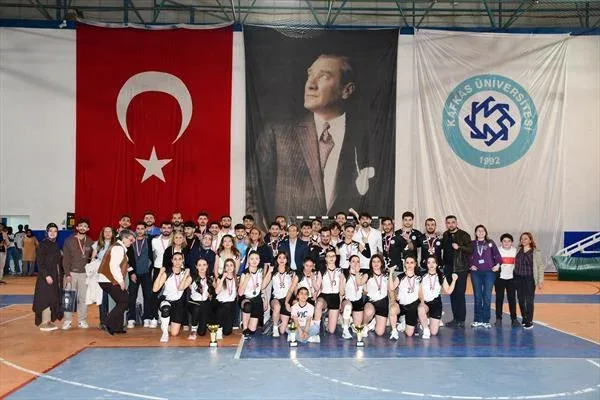 Kafkas Üniversitesi Geleneksel Spor Şenliği, ödül töreniyle taçlandırıldı