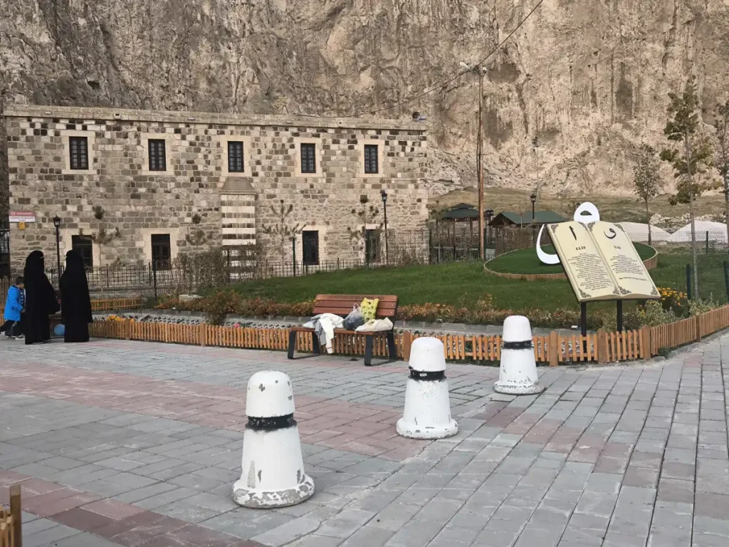 Van’da Horhor Camisi turistlerin ilgi odağı oldu