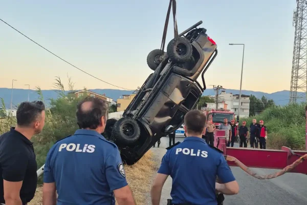 Balıkesir Edremit’te kamyonet dereye uçtu: 2 kişi hayatını kaybetti