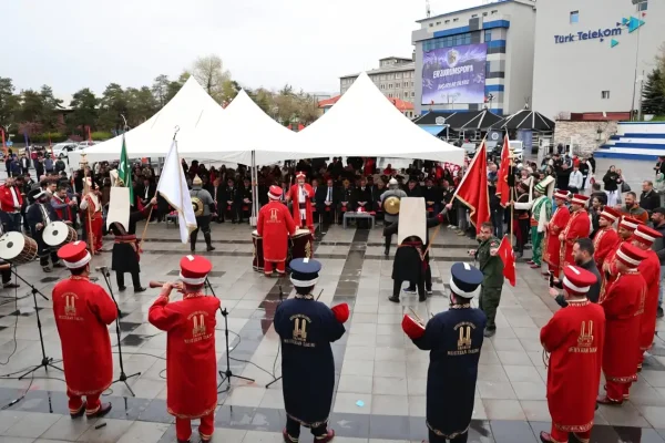 Meydanlar mehter, halk oyunları ve gençlik enerjisiyle şenlendi