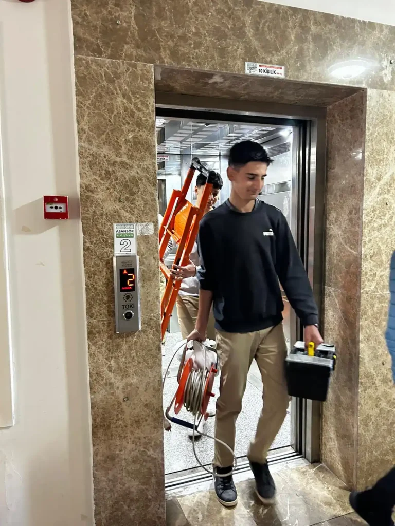 Meslek lisesi öğrencileri ev ev dolaşıp arızaları giderdi