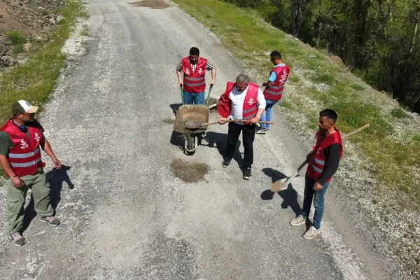 Alucra’da köy yollarına tepki: Sembolik olarak kazma kürekle onardılar