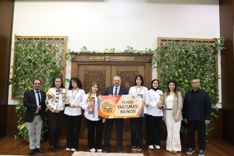 Rektör Arıbaş, dereceye giren Aşçılık  Programı öğrencilerini tebrik etti