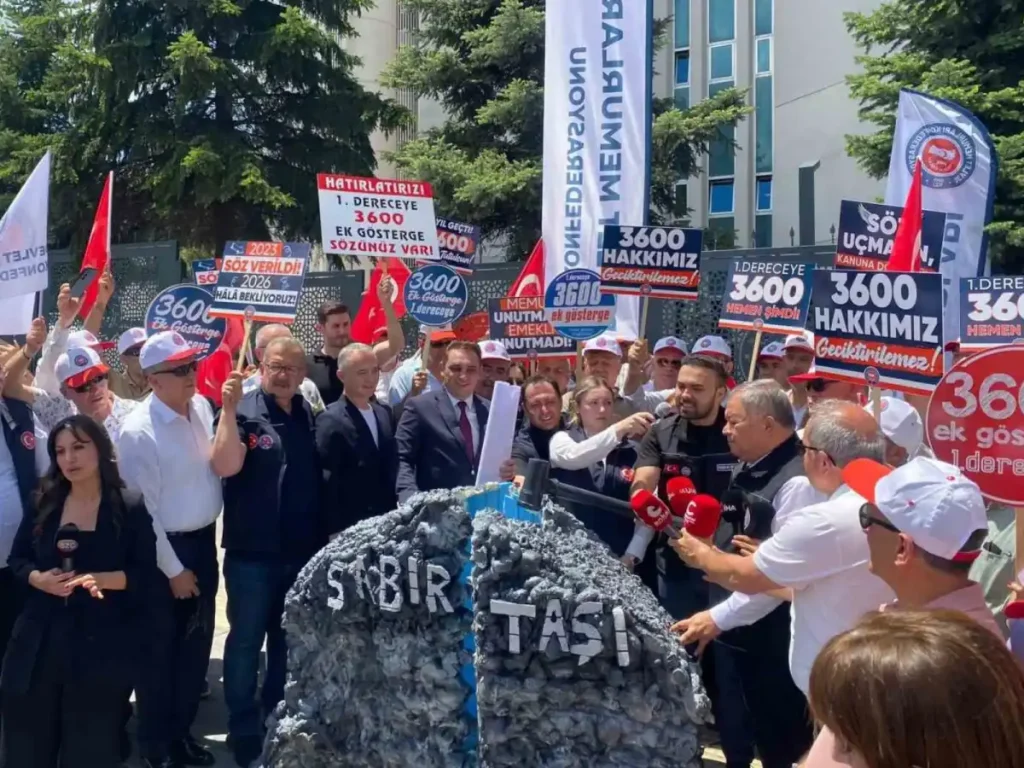 Memurlar basın açıklamasında sabır taşını balyozla kırdılar