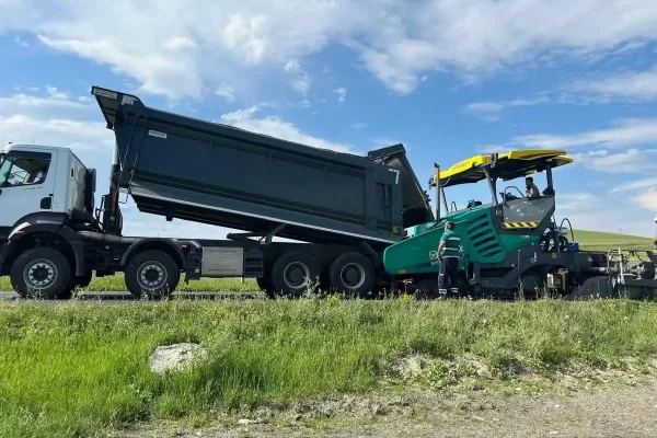Kars’ta asfalt çalışmaları sürüyor