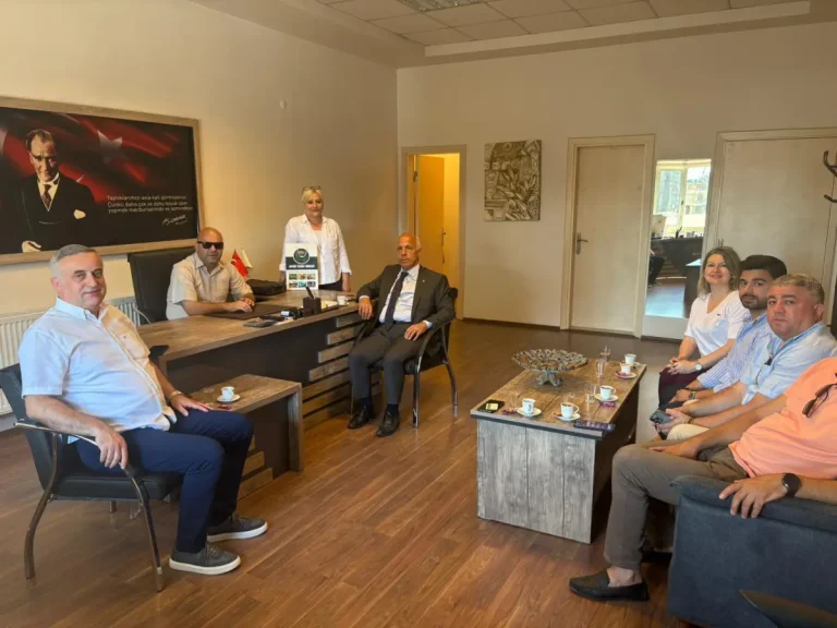 Artvin Ticaret Borsası Heyeti’nden görme engelli üyelerine anlamlı ziyaret